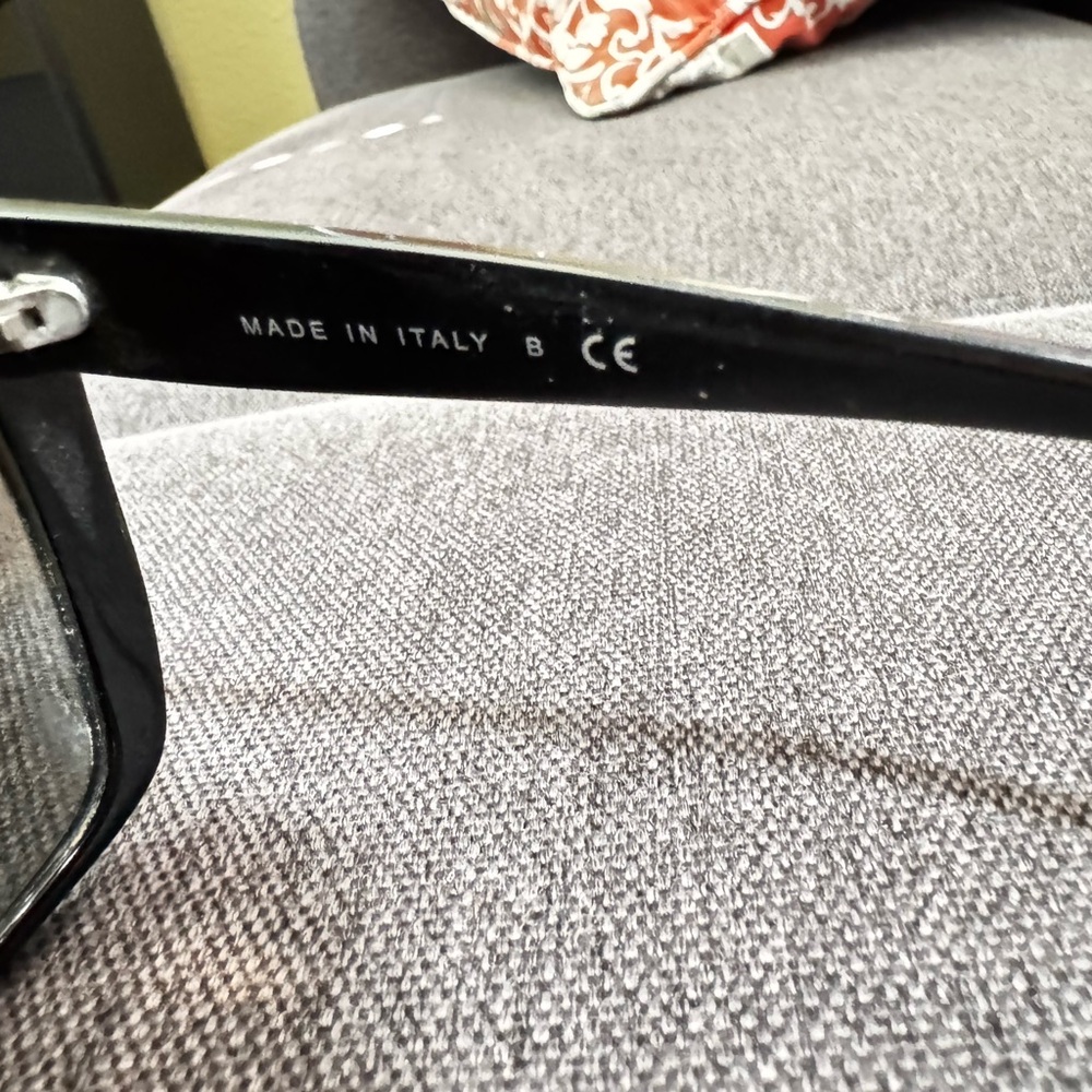 🌸SOLD🌸 CHANEL Elegant Black Sunglasses - Picture 4 of 8